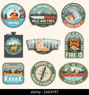 Ensemble de camp d'écussons, patchs. Vector illustration. Concept pour chemise ou logo, print, stamp, patch ou tee. Conception avec feu de camp, couteau, bottes de randonnée, canoë ou kayak et silhouette de la forêt Illustration de Vecteur