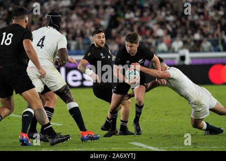 Beauden Barrett de la Nouvelle-Zélande lors de la Coupe du Monde de Rugby 2019 demi-finale entre la Nouvelle-Zélande et l'Angleterre au stade international de Yokohama, Yokohama, Kanagawa, Japon, le 26 octobre 2019. Credit : EXTRÊME-ORIENT PRESSE/AFLO/Alamy Live News Banque D'Images