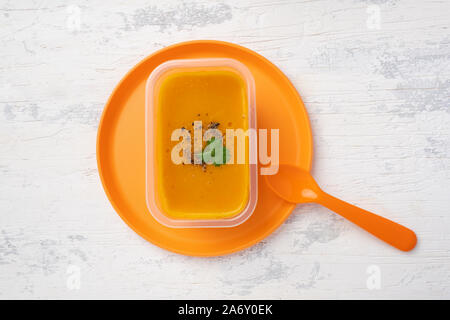 Soupe de légumes sur une plaque en plastique orange Banque D'Images