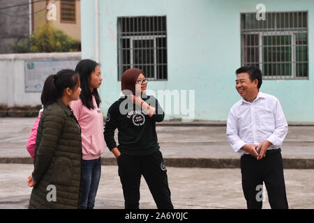 Jiangxi, Chine. 28 Oct, 2019. Huang Xinglai (1e R) s'entretient avec les autres enseignants de l'école primaire de Huping Cunli Township dans Le'un pays de l'est de la Chine, la Province du Jiangxi, le 28 octobre 2019. Huang Xinglai, 61, utilisé pour être un professeur à l'école primaire d'Wanchong Anli Township et a pris sa retraite en juillet 2018. Il est allé à l'école primaire de Huping Cunli Township et a travaillé comme enseignant en milieu rural à nouveau en janvier de 2019 de répondre à l'appel du gouvernement local. Afin de se concentrer sur l'enseignement, Huang vit à l'école avec d'autres jeunes enseignants. Source : Xinhua/Alamy Live News Banque D'Images