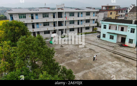 Jiangxi, Chine. 28 Oct, 2019. Photo aérienne prise le 28 octobre 2019 montre Huang Xinglai au nettoyage de l'école primaire Cunli Huping Township dans Le'un pays, la Chine de l'est la province Huang Xinglai, 61, utilisé pour être un professeur à l'école primaire d'Wanchong Anli Township et a pris sa retraite en juillet 2018. Il est allé à l'école primaire de Huping Cunli Township et a travaillé comme enseignant en milieu rural à nouveau en janvier de 2019 de répondre à l'appel du gouvernement local. Afin de se concentrer sur l'enseignement, Huang vit à l'école avec d'autres jeunes enseignants. Source : Xinhua/Alamy Live News Banque D'Images