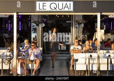Le Boulevard Cafe à côté du port de Saint Tropez, France Banque D'Images