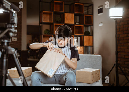 Jeune homme asiatique à enregistrer de nouveaux vlogger vlog sur unboxing review Banque D'Images