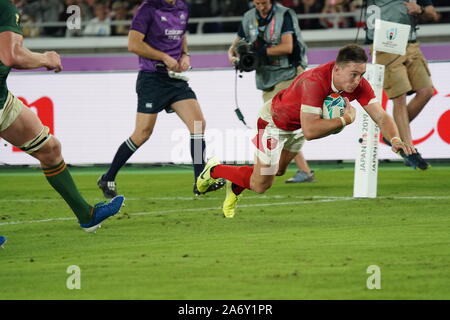 Josh Adams de galles marque un essai lors de la Coupe du Monde de Rugby 2019 demi-finale entre le Pays de Galle et l'Afrique du Sud à le stade international de Yokohama, Yokohama, Kanagawa, Japon, le 27 octobre 2019. Credit : EXTRÊME-ORIENT PRESSE/AFLO/Alamy Live News Banque D'Images