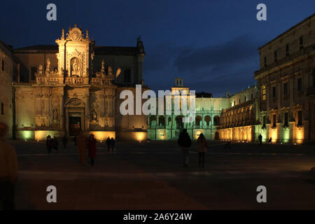 Italie, Pouilles, Place de la cathédrale à Lecce Banque D'Images