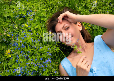 Portrait d'une jeune fille se reposant dans la nature. Banque D'Images