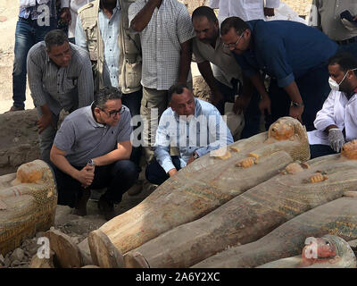 Al-Asasif Cachette Communiqué de presse Ministère des antiquités - Luxor, Egypte - 19 octobre 2019 a 3000 ans cachette déterrés dans Al-Asasif nécropole sur la rive ouest de Louxor Dans une conférence de presse tenue sur la rive ouest de Louxor, Ministre égyptien des antiquités Dr Khaled El-Enany a annoncé la découverte d'Al-Asasif Cachette, comprenant 30 intact, scellé et peint une dynastie 22 cercueils de prêtres et prêtresses d'Amon Louxor divinités et Khonsou. Il a dit que la découverte a été faite par une mission égyptienne dirigée par le Dr Mostafa Waziri Secrétaire Général du Conseil Suprême des Antiquités Banque D'Images