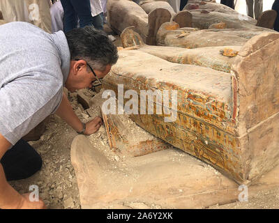 Al-Asasif Cachette Communiqué de presse Ministère des antiquités - Luxor, Egypte - 19 octobre 2019 a 3000 ans cachette déterrés dans Al-Asasif nécropole sur la rive ouest de Louxor Dans une conférence de presse tenue sur la rive ouest de Louxor, Ministre égyptien des antiquités Dr Khaled El-Enany a annoncé la découverte d'Al-Asasif Cachette, comprenant 30 intact, scellé et peint une dynastie 22 cercueils de prêtres et prêtresses d'Amon Louxor divinités et Khonsou. Il a dit que la découverte a été faite par une mission égyptienne dirigée par le Dr Mostafa Waziri Secrétaire Général du Conseil Suprême des Antiquités Banque D'Images