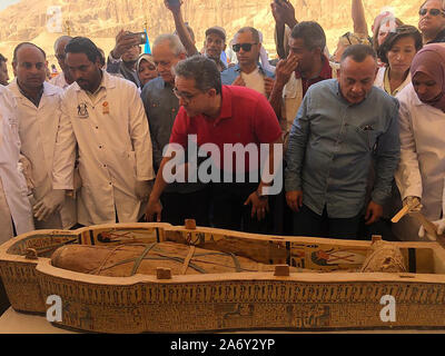 Al-Asasif Cachette Communiqué de presse Ministère des antiquités - Luxor, Egypte - 19 octobre 2019 a 3000 ans cachette déterrés dans Al-Asasif nécropole sur la rive ouest de Louxor Dans une conférence de presse tenue sur la rive ouest de Louxor, Ministre égyptien des antiquités Dr Khaled El-Enany a annoncé la découverte d'Al-Asasif Cachette, comprenant 30 intact, scellé et peint une dynastie 22 cercueils de prêtres et prêtresses d'Amon Louxor divinités et Khonsou. Il a dit que la découverte a été faite par une mission égyptienne dirigée par le Dr Mostafa Waziri Secrétaire Général du Conseil Suprême des Antiquités Banque D'Images