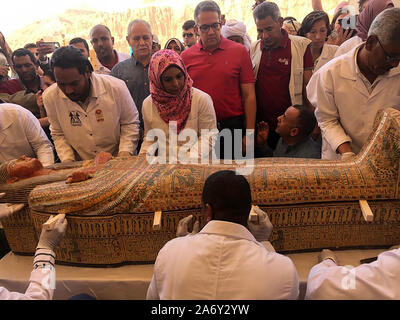 Al-Asasif Cachette Communiqué de presse Ministère des antiquités - Luxor, Egypte - 19 octobre 2019 a 3000 ans cachette déterrés dans Al-Asasif nécropole sur la rive ouest de Louxor Dans une conférence de presse tenue sur la rive ouest de Louxor, Ministre égyptien des antiquités Dr Khaled El-Enany a annoncé la découverte d'Al-Asasif Cachette, comprenant 30 intact, scellé et peint une dynastie 22 cercueils de prêtres et prêtresses d'Amon Louxor divinités et Khonsou. Il a dit que la découverte a été faite par une mission égyptienne dirigée par le Dr Mostafa Waziri Secrétaire Général du Conseil Suprême des Antiquités Banque D'Images