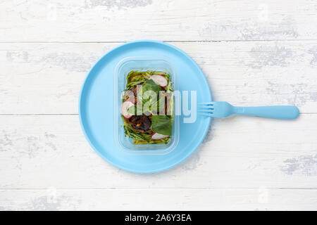 Salade de légumes avec feuille verte dans le récipient Banque D'Images