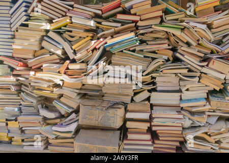 Trikala, Grèce 27 décembre 2018. Pile de vieux livres dans la rue. Vue en gros plan. Banque D'Images