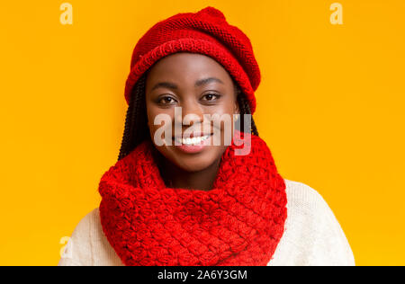 Portrait of cheerful Black Girl in red jeu hiver tricotés Banque D'Images