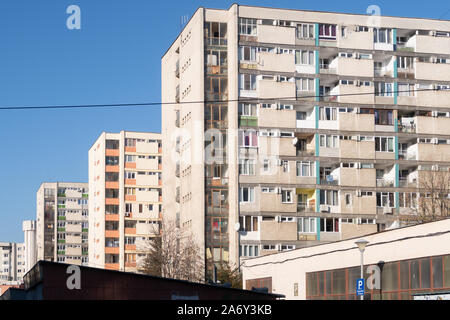 Cluj Napoca, Roumanie - 25 Oct, 2019 : époque communiste bloc d'appartement. Banque D'Images