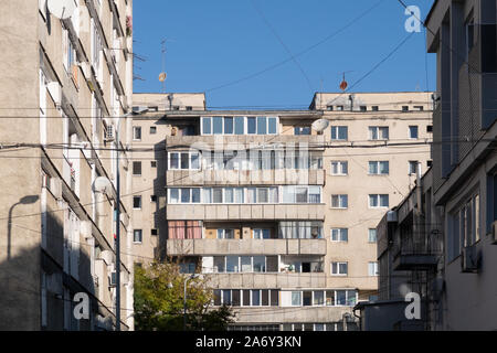 Cluj Napoca, Roumanie - 25 Oct, 2019 : époque communiste bloc d'appartement. Banque D'Images