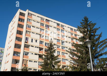 Cluj Napoca, Roumanie - 25 Oct, 2019 : époque communiste bloc d'appartement. Banque D'Images