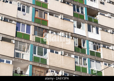 Cluj Napoca, Roumanie - 25 Oct, 2019 : époque communiste bloc d'appartement. Banque D'Images