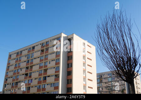 Cluj Napoca, Roumanie - 25 Oct, 2019 : époque communiste bloc d'appartement. Banque D'Images