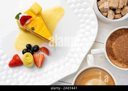 Délicieux gâteau berry et deux tasses de café Banque D'Images