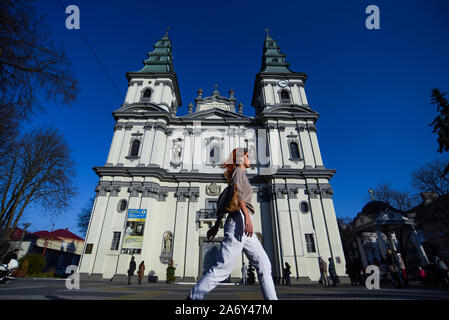 Une femme passe devant la cathédrale de l'Immaculée Conception de la Bienheureuse Vierge Marie. Banque D'Images