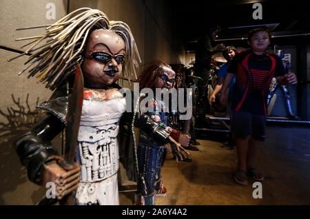 Angthong, Thaïlande. 26Th Oct, 2019. Les gens visiter Ban Hun Lek, un atelier de ferronnerie réputé pour statues géantes de transformateurs, Hulk et autres icônes pop, dans la province de Thai central Angthong au nord de Bangkok. Credit : SOPA/Alamy Images Limited Live News Banque D'Images