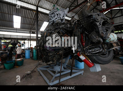 Angthong, Thaïlande. 26Th Oct, 2019. Un métallier vu soudure d'une statue de Transformers à Ban Hun Lek, un atelier de ferronnerie réputé pour statues géantes de transformateurs, Hulk et autres icônes pop, dans la province de Thai central Angthong. Credit : SOPA/Alamy Images Limited Live News Banque D'Images