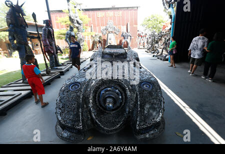 Angthong, Thaïlande. 26Th Oct, 2019. Les gens visiter Ban Hun Lek, un atelier de ferronnerie réputé pour statues géantes de transformateurs, Hulk et autres icônes pop, dans la province de Thai central Angthong au nord de Bangkok. Credit : SOPA/Alamy Images Limited Live News Banque D'Images