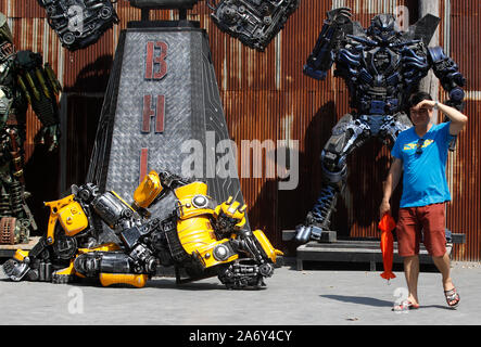 Angthong, Thaïlande. 26Th Oct, 2019. Interdiction des visites d'un homme, un hun Lek tolerie shop réputé pour statues géantes de transformateurs, Hulk et autres icônes pop, dans la province de Thai central Angthong au nord de Bangkok. Credit : SOPA/Alamy Images Limited Live News Banque D'Images