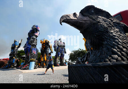 Angthong, Thaïlande. 26Th Oct, 2019. Interdiction des visites d'un homme, un hun Lek tolerie shop réputé pour statues géantes de transformateurs, Hulk et autres icônes pop, dans la province de Thai central Angthong au nord de Bangkok. Credit : SOPA/Alamy Images Limited Live News Banque D'Images