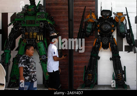 Angthong, Thaïlande. 26Th Oct, 2019. Les gens visiter Ban Hun Lek, un atelier de ferronnerie réputé pour statues géantes de transformateurs, Hulk et autres icônes pop, dans la province de Thai central Angthong au nord de Bangkok. Credit : SOPA/Alamy Images Limited Live News Banque D'Images