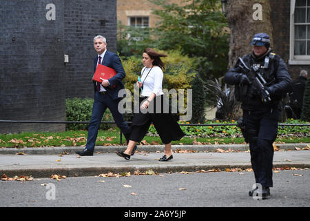 Brexit Secrétaire Stephen Barclay (à gauche) de participer à une réunion du Cabinet à Downing Street, Londres. Banque D'Images