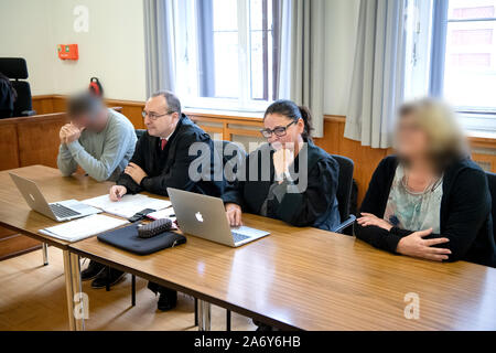 29 octobre 2019, Basse-Saxe, Nouveau-Brunswick : un ancien directeur d'école (l-r) accusé de fraude et de l'infidélité, les avocats Andreas Zott et la société Rieke et la femme de l'ancien directeur d'école accusé d'avoir aidé et encouragé l'infidélité sont assis dans la salle d'audience avant le début du procès. Entre 2013 et 2016, l'ancien directeur est dit avoir lui-même enrichi par l'accès aux comptes de l'école en transférant de l'argent à ses comptes privés. Au total, le préjudice aurait s'élevait à plus de 200 000 euros. Photo : Sina Schuldt/DPA - ATTENTION : personne(s) a été/sont pixelisées pour délai légal Banque D'Images