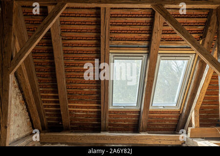 Nouveau toit-light dans le vieux cadre de toit Banque D'Images