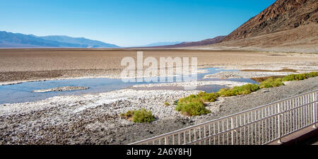 Vue de la vallée de la mort paysage, formations rocheuses et les dépôts de sel du bassin de badwater. Banque D'Images