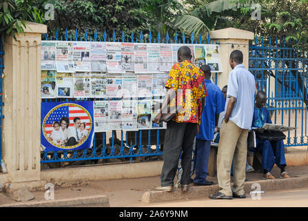 MALI, Bamako , kiosque à journaux en langue française et de droit de la famille de Barack Obama d'honorer le premier président afro-américain, le lecteur sur la route Banque D'Images