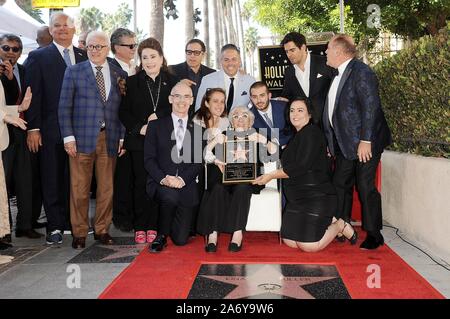 Los Angeles, USA. 28 Oct, 2019. Jeff Zarrinnam, Vin Di Bona, Donelle Dadigan, Steven Zaillian, David O. Russell, Mitch O'Farrell, Joe Buscaino, Lina Wertmuller, Eli Roth, Rana Ghadban, Pascal Vicedomini à la cérémonie d'intronisation pour l'étoile sur le Hollywood Walk of Fame pour Lina Wertmuller, Hollywood Boulevard, Los Angeles, CA, 28 octobre 2019. Crédit : Michael Germana/Everett Collection/Alamy Live News Banque D'Images