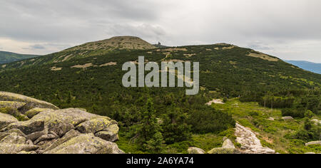 Vue de Velky Sisak, Vysoke kolo et collines de Muzske plan Vysoka kameny dans les montagnes Krkonose République Tchèque sur-frontières polonaises Banque D'Images