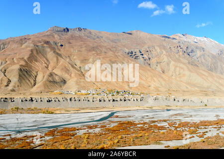 Paysage panoramique paysage de Langza Village de Lahaul et Spiti Valley District de Kinnaur Kalpa en Himachal Pradesh, Inde endroit est entouré de neige c Banque D'Images