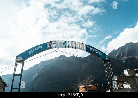 Marhi, Himachal Pradesh, Inde Octobre 2019 - Marhi est une ville de roadside restaurant situé à mi-chemin sur la route Manali-Leh Rohtang.  Bus Banque D'Images