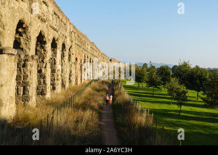 Rome. L'Italie. Parco degli Acquedotti, l'ancien aqueduc romain Aqua Claudia, commencé par l'empereur Caligula en 38 AD et terminé par l'empereur Claudius en 5 Banque D'Images