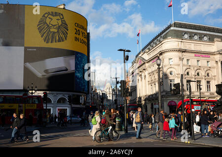 Piccadilly Circus sur une après-midi ensoleillée d'automne, le centre de Londres, Angleterre, Royaume-Uni Banque D'Images