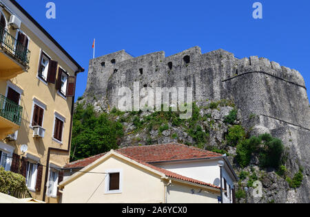 Les bâtiments résidentiels sur contexte de forte Mare. showplace à Herceg Novi, Monténégro Banque D'Images