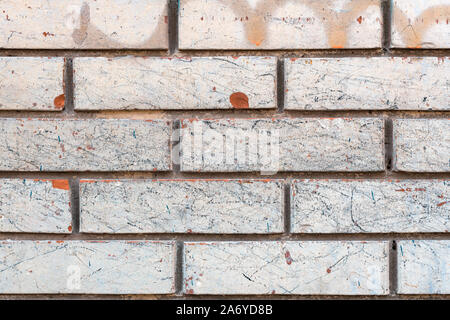 Mur de brique blanc patiné shabby, d'arrière-plan urbain désordonné de la texture Banque D'Images