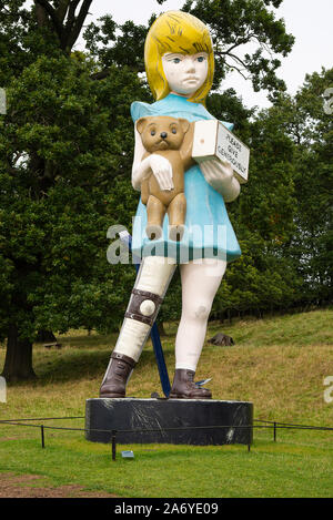 Le Damien Hurst Sculpture Charity se tient dans le parc Deer du Yorkshire Sculpture Park à Bretton West près de Wakefield Yorkshire England UK Banque D'Images