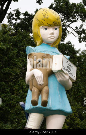 Le Damien Hurst Sculpture Charity se tient dans le parc Deer du Yorkshire Sculpture Park à Bretton West près de Wakefield Yorkshire England UK Banque D'Images