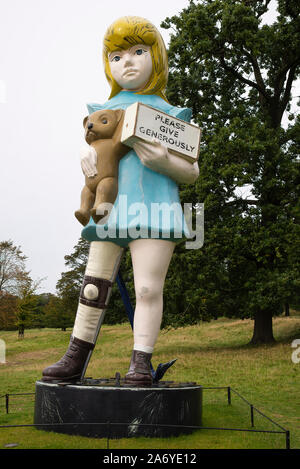 Le Damien Hurst Sculpture Charity se tient dans le parc Deer du Yorkshire Sculpture Park à Bretton West près de Wakefield Yorkshire England UK Banque D'Images