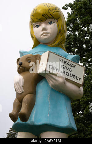 Le Damien Hurst Sculpture Charity se tient dans le parc Deer du Yorkshire Sculpture Park à Bretton West près de Wakefield Yorkshire England UK Banque D'Images