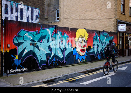 Londres / Royaume-Uni - 27 octobre 2019 : une rue typique de Spittalfields, Londres avec une fresque comprenant Boris Johnson comme un clown Banque D'Images