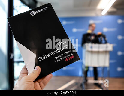 Berlin, Allemagne. 29 Oct, 2019. Le Livre Noir 2019-2020 du Bund der Steuerzahler est présenté. Credit : Britta Pedersen/dpa-Zentralbild/dpa/Alamy Live News Banque D'Images
