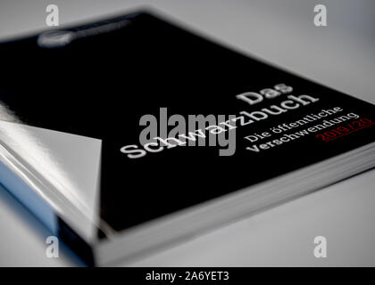 Berlin, Allemagne. 29 Oct, 2019. Le Livre Noir 2019-2020 du Bund der Steuerzahler se trouve sur une table. Credit : Britta Pedersen/dpa-Zentralbild/dpa/Alamy Live News Banque D'Images
